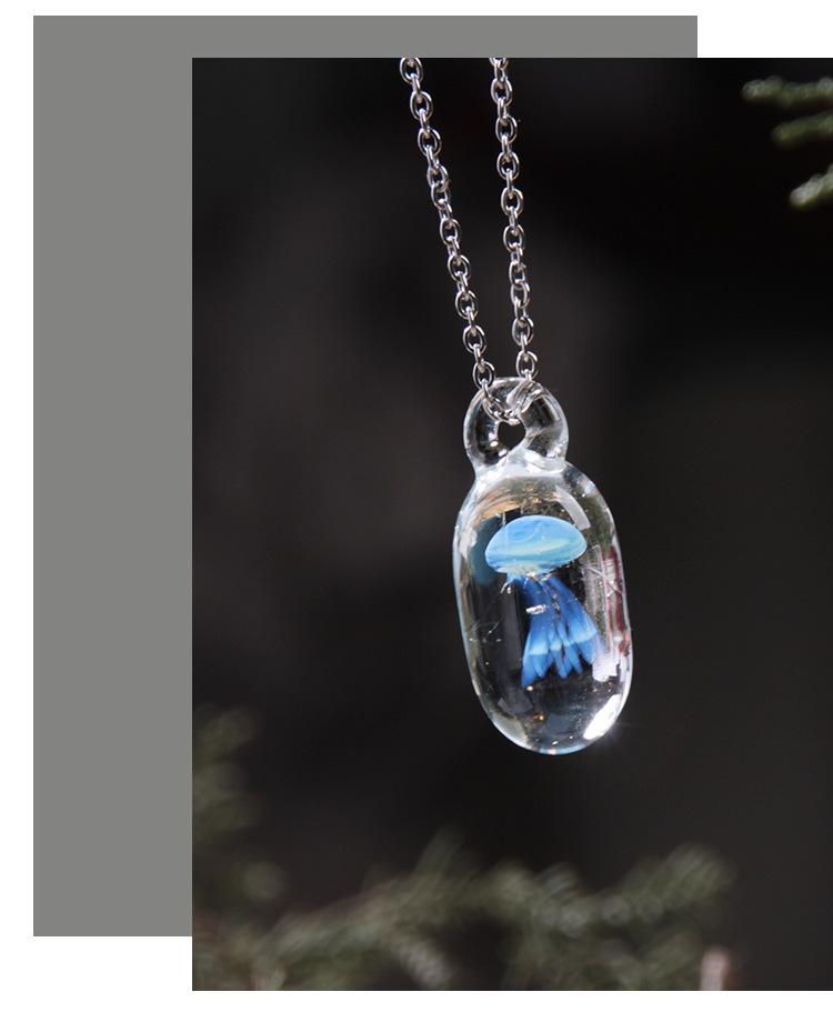 Náhrdelník s medúzou z lapisu lazuli: Dámský ručně vyrobený přívěsek z ryzího stříbra 925 se skleněným křišťálem - Lehký luxusní dárek k narozeninám