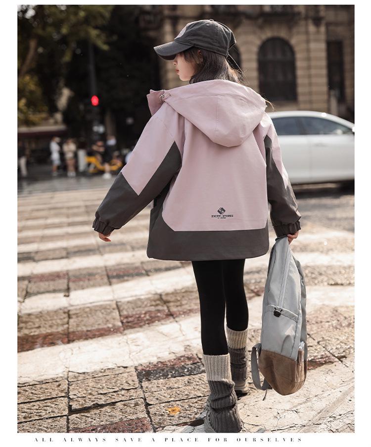 Girls' Fleece-Lined 3-in-1 Detachable Windbreaker Jacket, 2024 Autumn/Winter Style, Big Child Outdoor Thickened Coat.