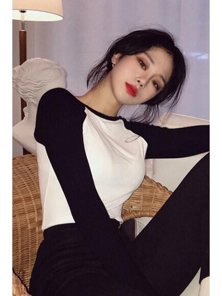 T-shirt Raglan Slim-Fit Chic Retrò di Hong Kong: Top a Maniche Lunghe Bianco e Nero da Donna