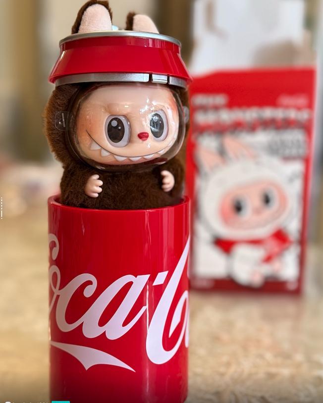 

POP MART x серия Coca-Cola Лабубу - коллекционная дизайнерская игрушка-сюрприз (одна коробка или 6 рандомных) Hidden-Mystery Guest