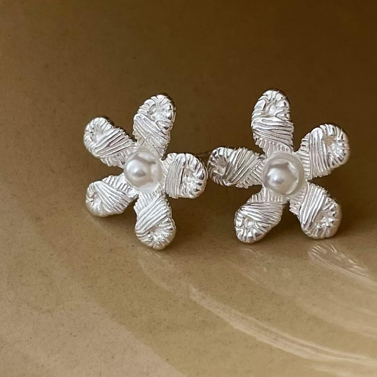 Cloisonné Pearl Flower S925 Silver Stud Earrings: Simple, Elegant Korean Design for Women.