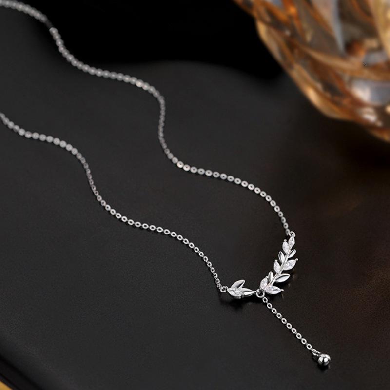 2023 Spring/Summer Hot Item: 925 Silver Leaf Choker Necklace for Women - Light Luxury Design