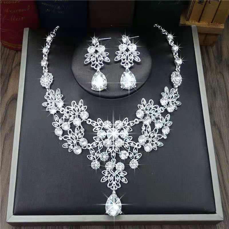

A Three Piece Crown Headwear Set for The Bride s Wedding A Super Fairy Like Wedding Dress and A Grand Headwear Y14126YY-