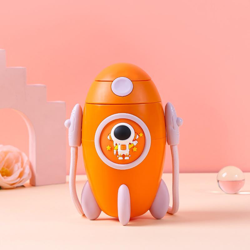 

Детская чашка-ракета, космическая чашка, портативная, с плечевым ремнем, спортивная чашка для воды, милая чашка-ракета с соломинкой 500ml оранжевый