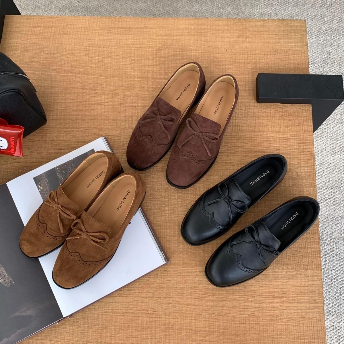 

2025 winter new round head thick heel shallow mouth word with engraved bow college small leather shoes women s single shoes 39 коричневый