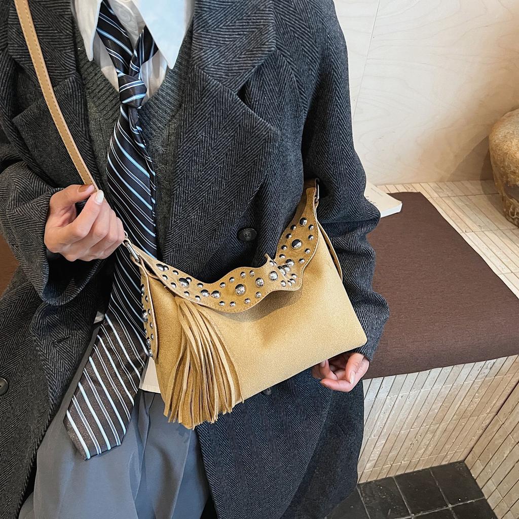 Commuter Underarm Bag Women's 2025 New Retro Matte Shoulder Bag Fringed Rivet Handbag Messenger Bag