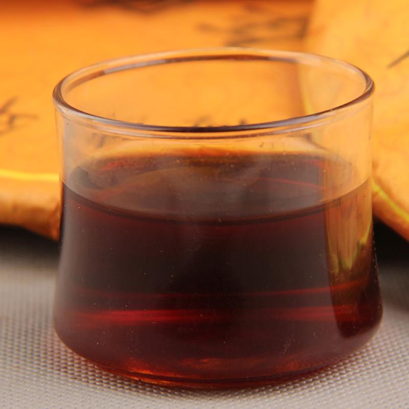 Entdecken Sie den Charme des 357g Yunnan Sieben Teekuchens, achtjähriger Pu'er Reifer Tee