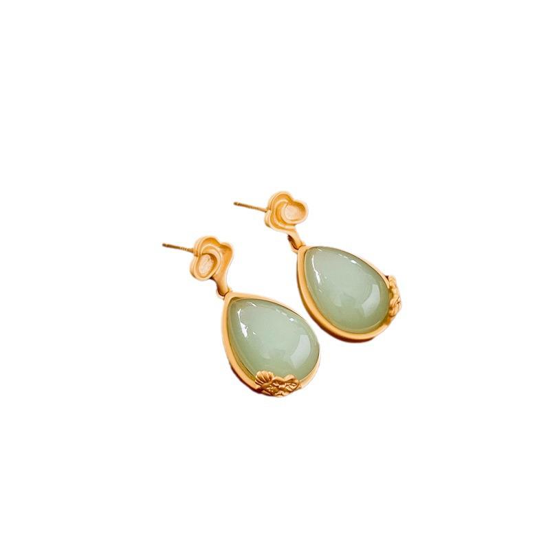 Ohrstecker im chinesischen Stil mit Schmetterling und Blume aus Stein: Elegantes und cooles High-End-Design