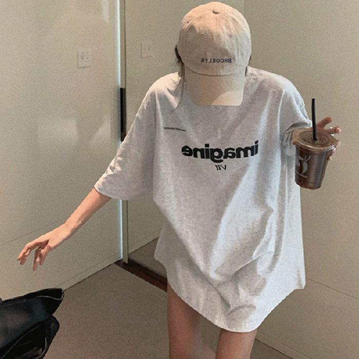 

Женская свободная футболка средней длины из чистого хлопка с модным принтом в виде букв M серый