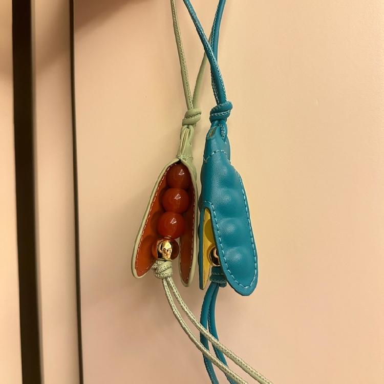 Handmade Pea Shape Key Holder Youthful Backpack Ornament Leather Texture Unique Key Pendant Suitable for Key and Car