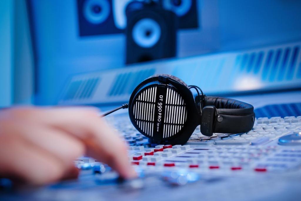 beyerdynamic DT 990 Pro 250 ohm Over-Ear Studio Headphones for Mixing/Mastering/Editing