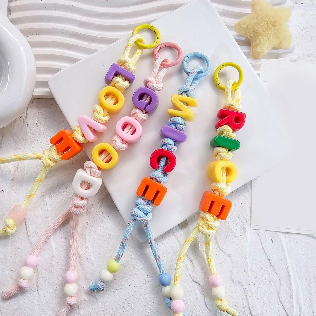 Bunte Alphabet-Perlen-Taschenanhänger Personalisiertes Design Taschenanhänger für Trend-Fashion-Statement und Einzigartigen Stil