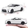 Bburago 1/24 Scale Nissan GT-R 2017 Diecast Model Car (White)