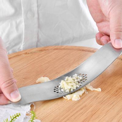 Knoblauchstampfer, Knoblauchpresse aus Edelstahl, Fleischwolf, spülmaschinenfest, manuell, gebogener Knoblauchzerkleinerer, Werkzeug für die Küche