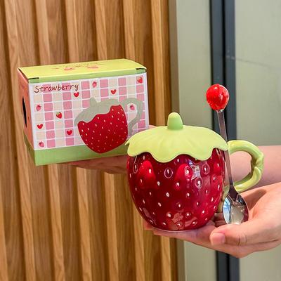 Ins jolie tasse en céramique fraise coffret cadeau tasse de haute valeur avec couvercle souvenir cadeau d'anniversaire pratique pour les filles