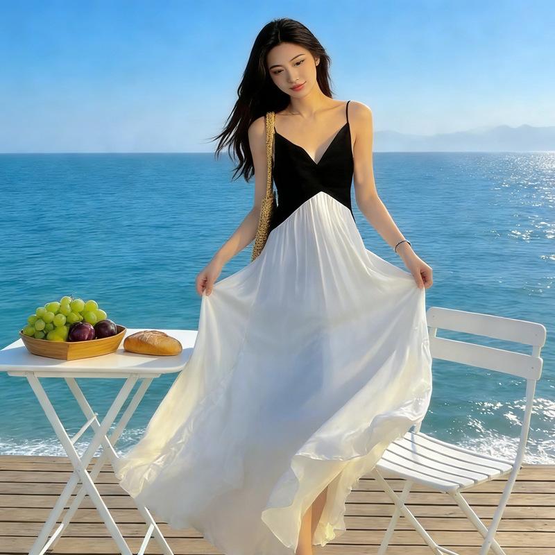 French niche black and white splicing contrasting color dark V-neck suspender dress women's summer vacation style super fairy pleated A-word long dres