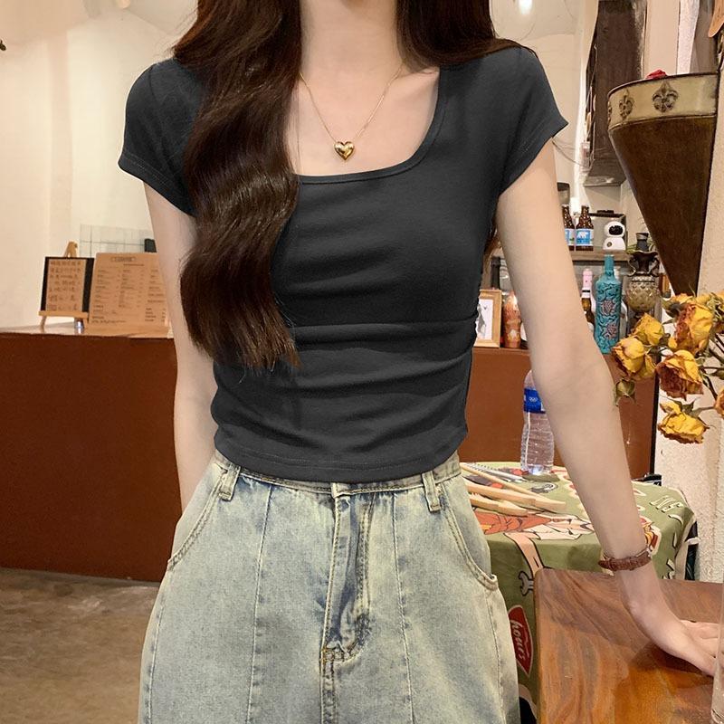 Kortärmad t-shirt för kvinnor 2024 ny sommar fyrkantig krage slimmande liten person plisserad design unik och chic åldersreducerande topp