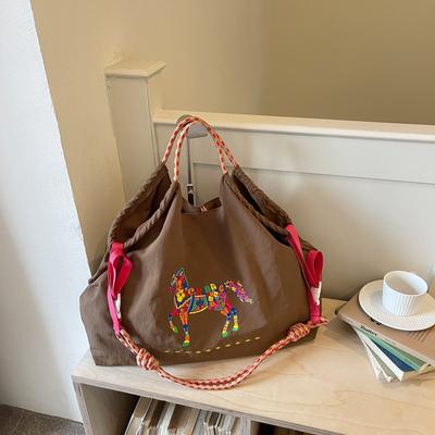 Borsa a tracolla ricamata con piccone piccolo in stile coreano alla moda per donna, adatta per il pendolarismo quotidiano.