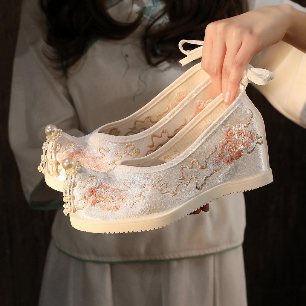 Elegant Embroidered Flower Shoes Hanfu Style Women's High-Rise Shoes Cotton Lined Slip-On Traditional Chinese Costume Footwear