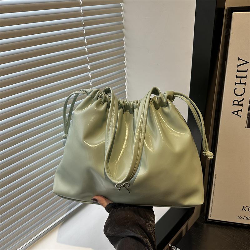 

Casual soft surface large capacity bag women 2025 super fire fashion commuter shoulder underarm bag portable tote bucket bag