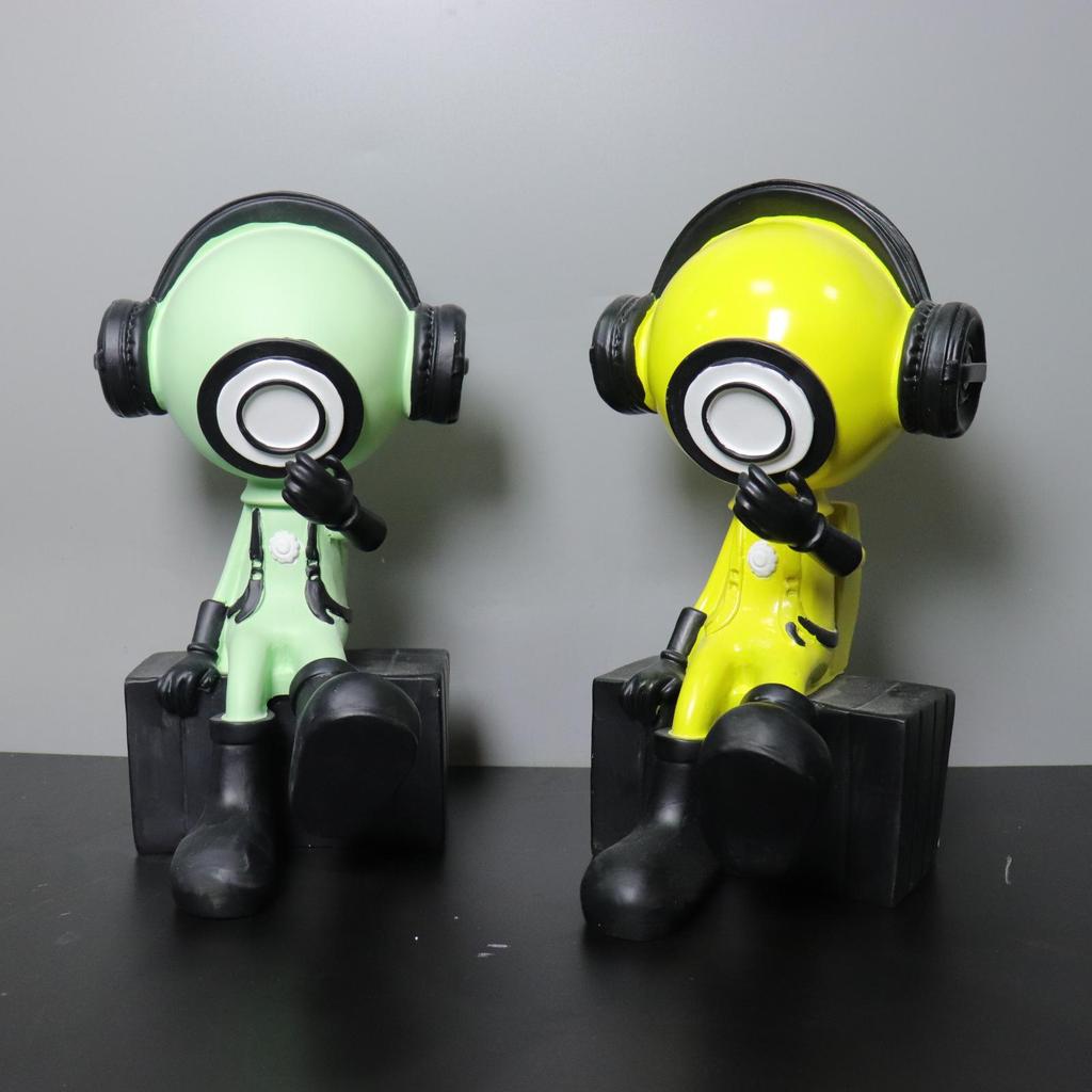Modern Minimalist Astronaut Figurine for Children's Room - Trendy Collectible Bedroom and Living Room Decor