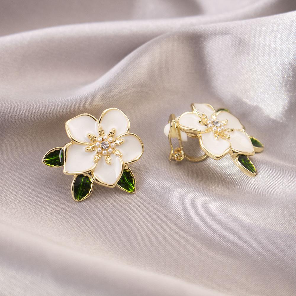 Elegant Clip-On Triangle Earrings for Non-Pierced Ears - Versatile, Light Luxury for Everyday Wear.