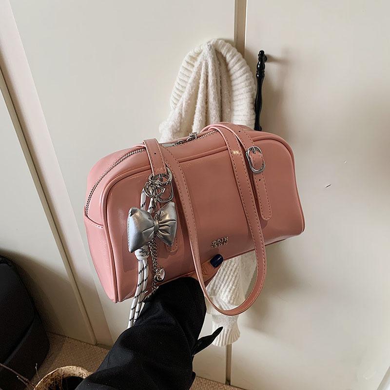 Single shoulder spring commuter armpit bag New women's bag Trend bag Women's bag Niche fashion commuter women's bag