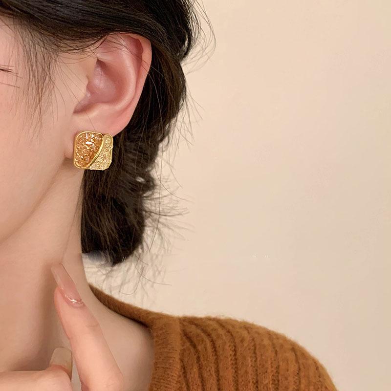 Boucles d'oreilles de luxe tendance 2024 accrocheuses pour femmes: Boucles d'oreilles à clous tendance et polyvalentes pour l'automne et l'hiver
