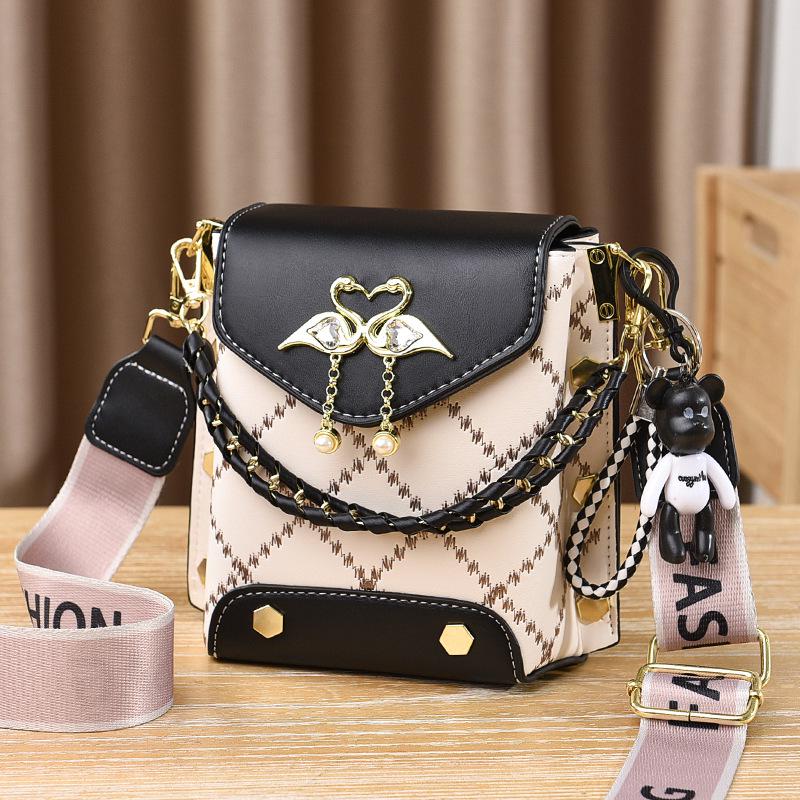 

2025 Trendy Women s Versatile Single Shoulder and Crossbody Bag - Summer Niche Style чорний