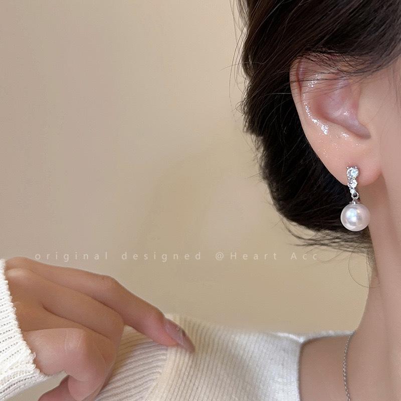 Autumn and Winter Pearl Flash Diamond Silver Needle Earrings Women's French High-end Sense Light Luxury Short Earrings Niche Design Fashion Earrings