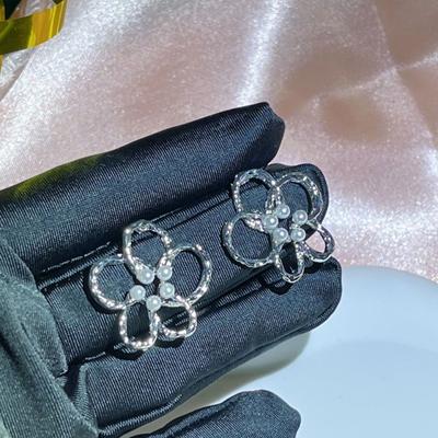 Silverfärgade ihåliga blommiga örhängen för kvinnor flickor Mode Överdrivna Enkla Klassiska Söta Födelsedagssmycken Gåva