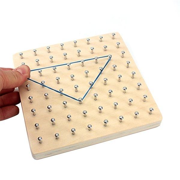 Nagelbrett und elastische Reproduktion von Montessori-Spielmodellen