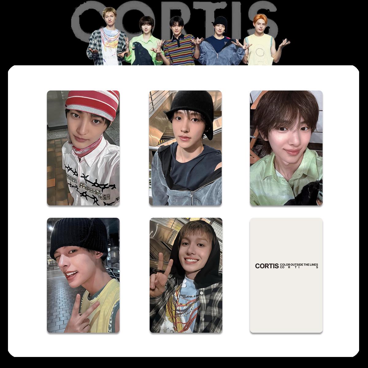 

Групповое фото и витрина карточек CORTIS: Специальный альбом и карты для камбэка от HMV, WVS, Tower Records.