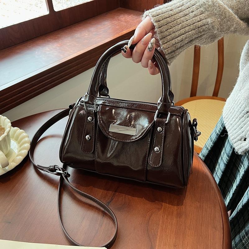 Super fire small bag women's autumn and winter 2025 new women's shoulder crossbody pillow bag versatile portable work small bag