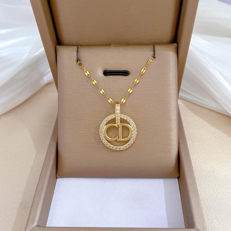 **Lively Women's Necklace: Titanium Steel & Gold-Plated Copper Clavicle Chain**