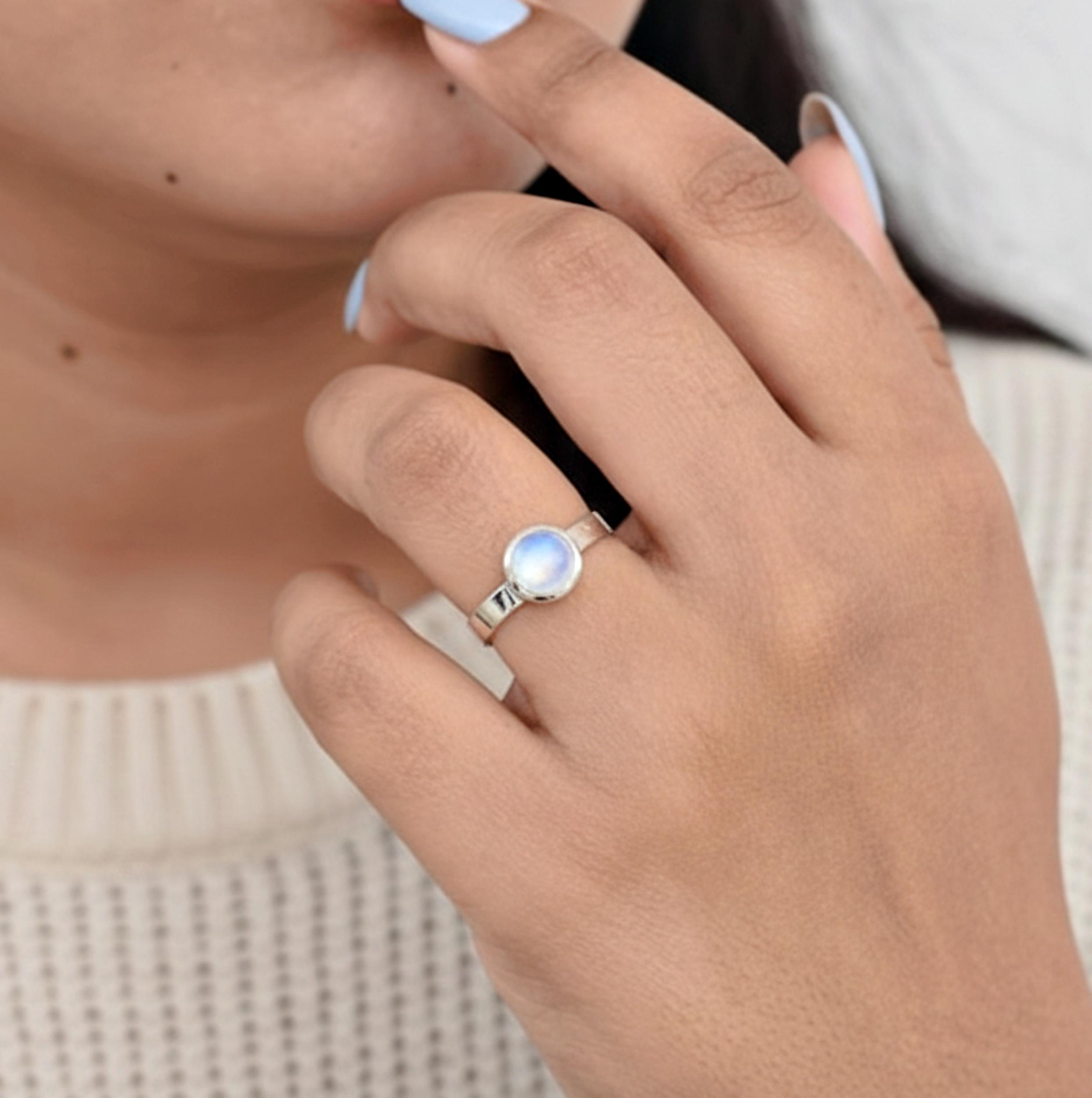 

Изящное кольцо с радужным лунным камнем, серебро 925 пробы, минималистичное кольцо обещания, подарок для нее 12 серебряный