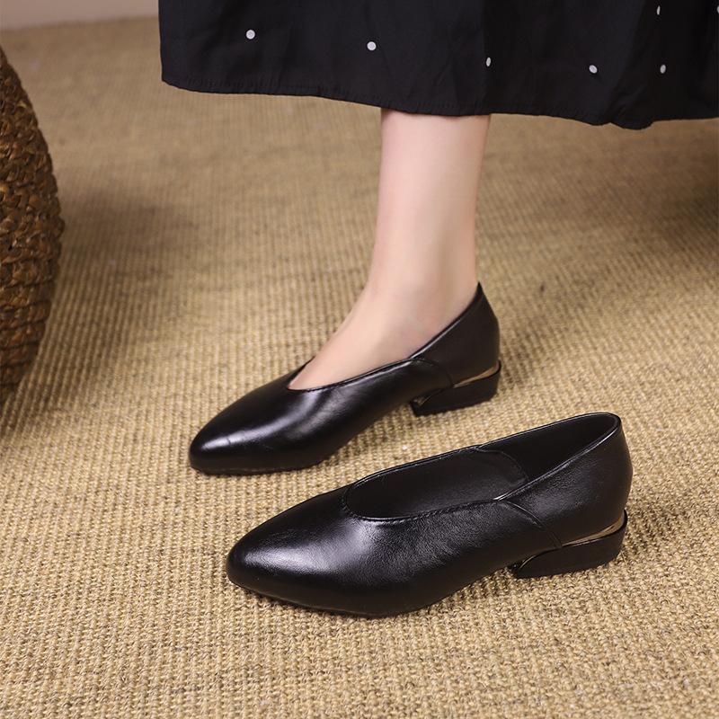 Autumn new flat bottom soft surface low heel comfortable versatile light mouth retro simple two wear beans