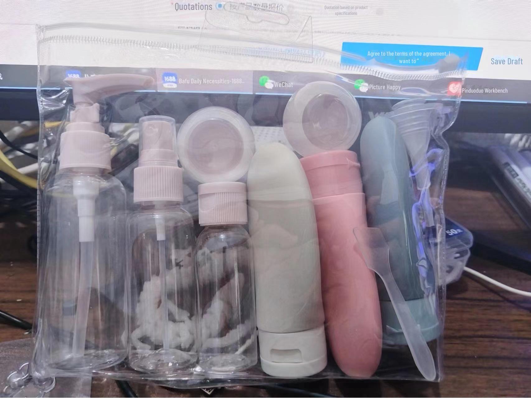 

Дорожный набор косметических флаконов — включает пластиковый флакон для лосьона, шампуня и спрея. eleven-piece suit белый