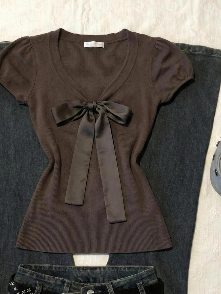 Korean-Style Brown Bow V-Neck Vintage Slimming T-Shirt, Retro Y2K Hot Girl Short-Sleeved Design