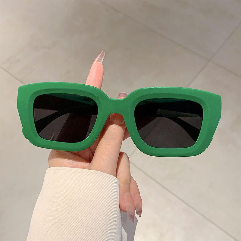 Vintage Luxury Designer Olive Green Square Sunglasses Punk Rivet Outdoor Shades for Women Men Fashion Sun Glasses