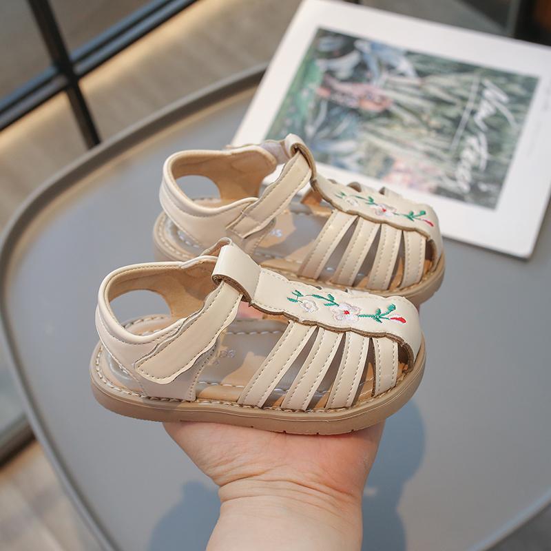 Sweet Girls Sandals Summer New Children Cut-outs Flat Sandals Fashion Embroider Princess Causal Kids Walking Beach Sandals Soft