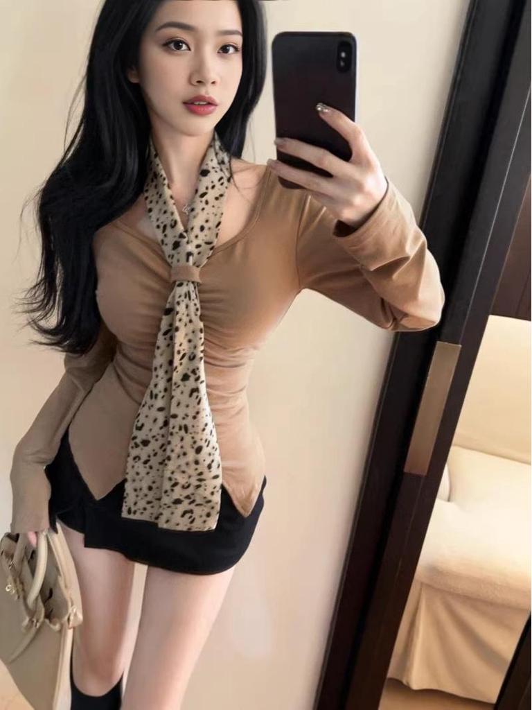 Elegant Leopard Print Waist-Cinching Long-Sleeve Pleated Top with Ribbon Detail