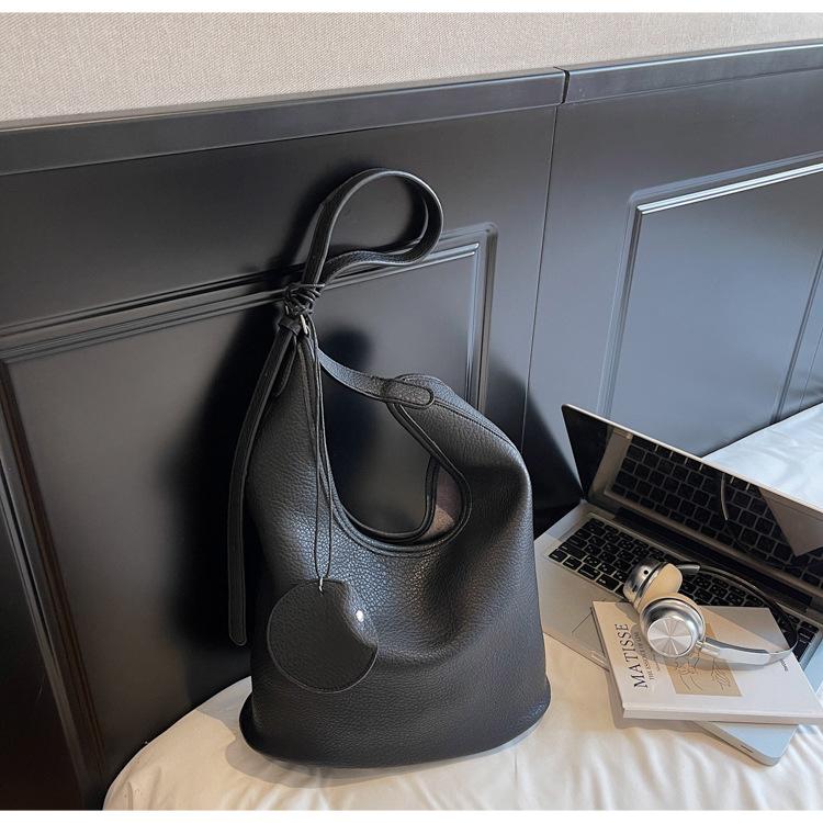 

Простая ретро сумка-багет под мышкой женская 2025 новая модная большая вместительная сумка через плечо повседневная нишевая сумка-тоут тренд чёрный