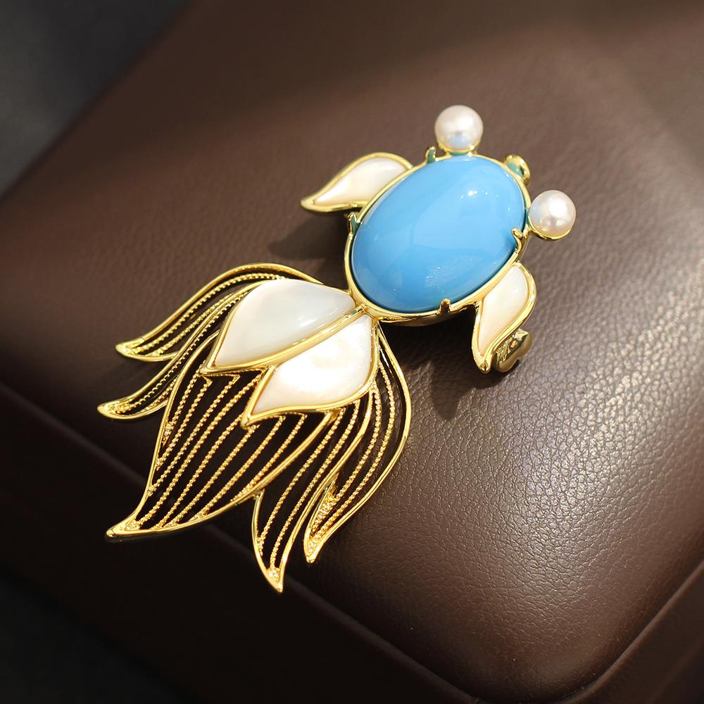 Премиальная Брошь Золотая Рыбка Элегантная Оптимизированная Бирюзовая Морская Жизнь Булавка Натуральный Перламутр Карп