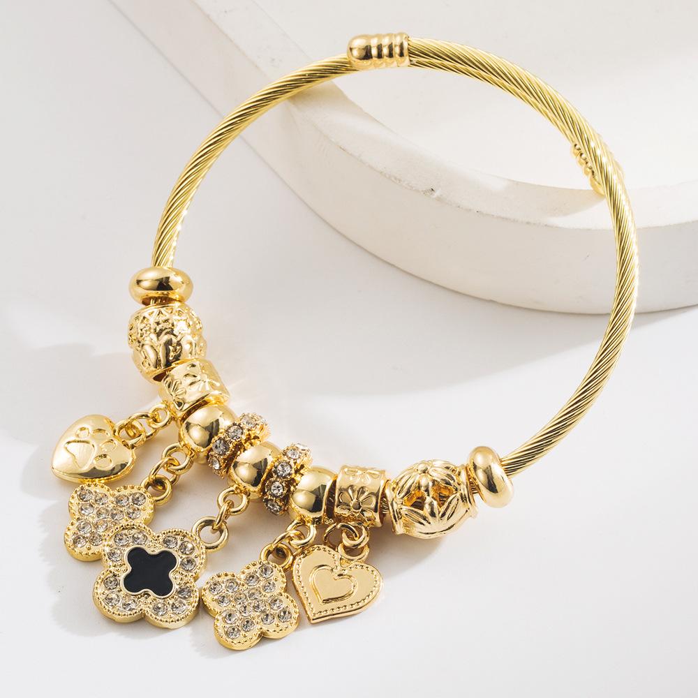 Nuovo Elegante Bracciale in Acciaio Inossidabile, Versatile nello Stile, con un Ciondolo a Forma di Cuore con Quadrifoglio.