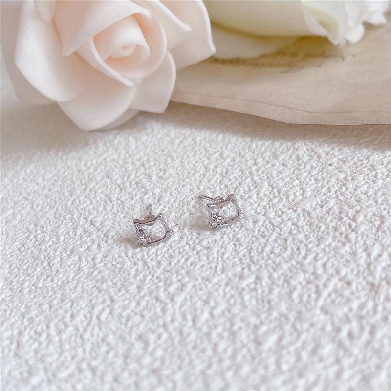 

Серьги в форме полого котенка: Очаровательный дизайн с изображением кошки, украшенный бриллиантами, идеально подходит для ношения в течение всего дня.. Идеально подходит для любителей кошек и любителей милых украшений.