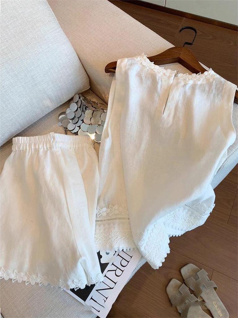 Modisches weißes Sommer-Zweiteiler-Set mit Spitzenstickerei für Damen: Hochwertiges Hemd, Oberteil und Shorts