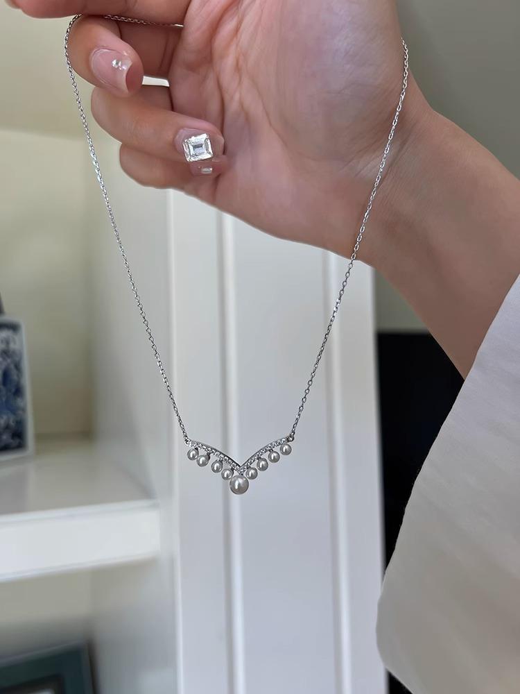 

Korean sweet and gentle zircon V-shaped pearl necklace women s design sweater chain necklace