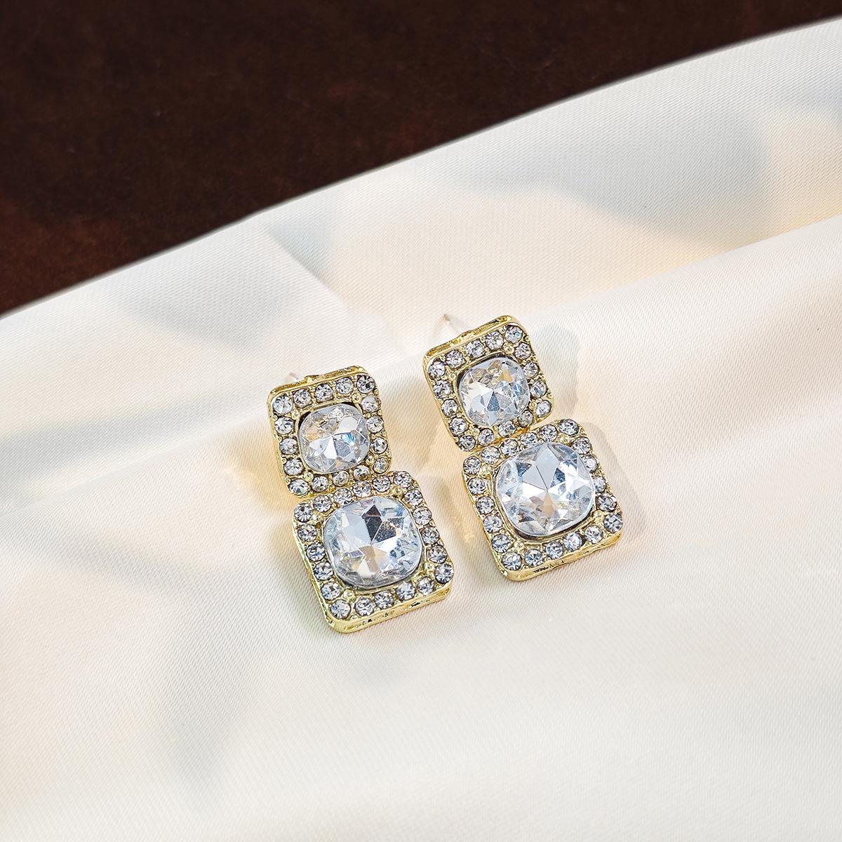 

Стильные квадратные геометрические серьги со сверкающими цирконами для женского отпуска серебряный