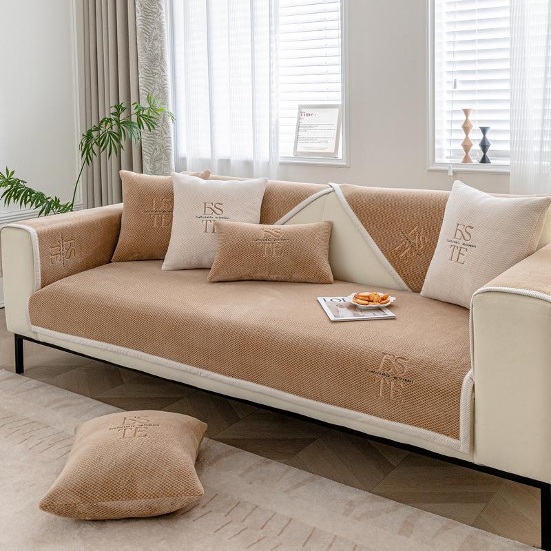 Зимняя молочная бархатная подушка для дивана — фото 3